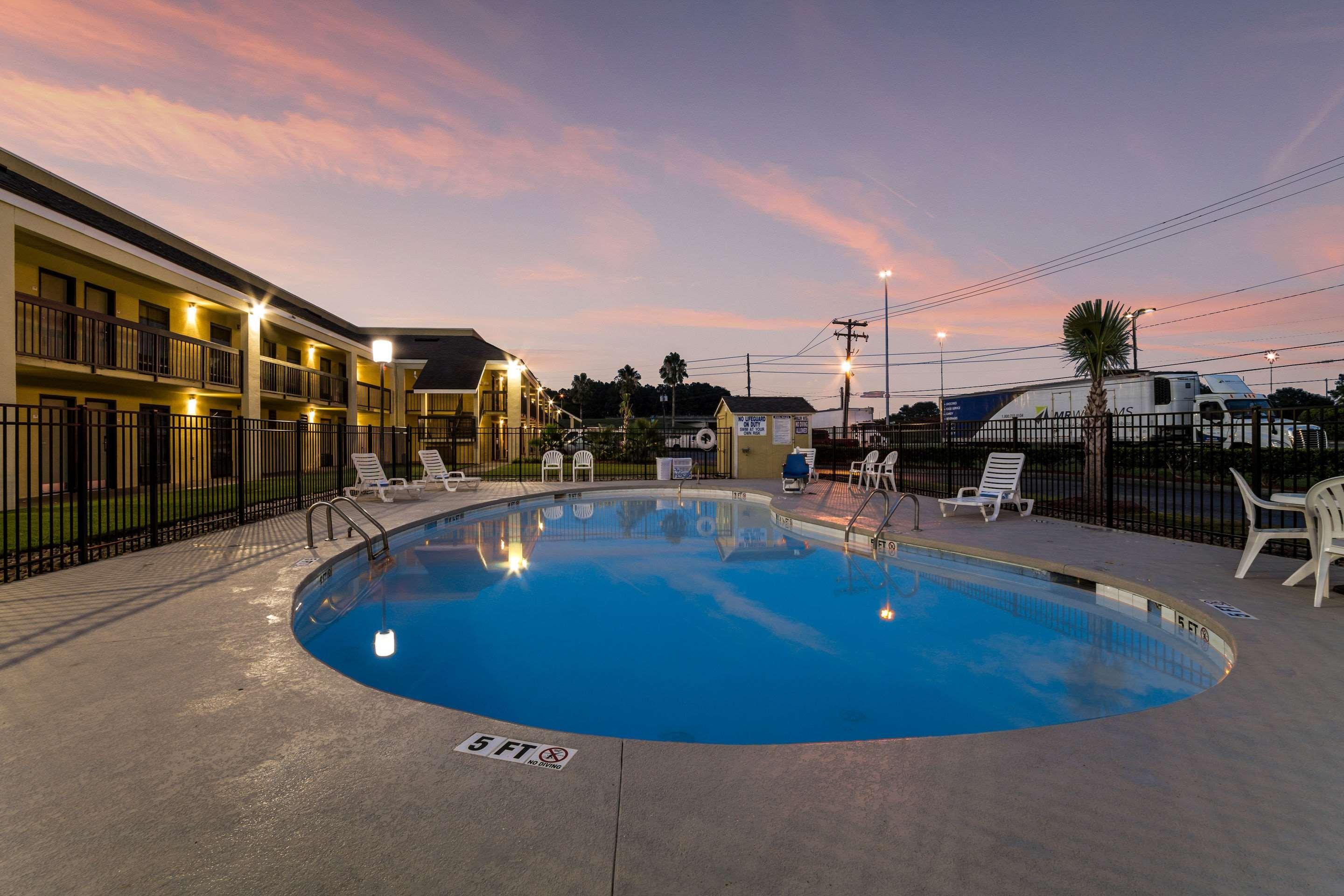 Quality Inn Coliseum Север Чарлстон Экстерьер фото