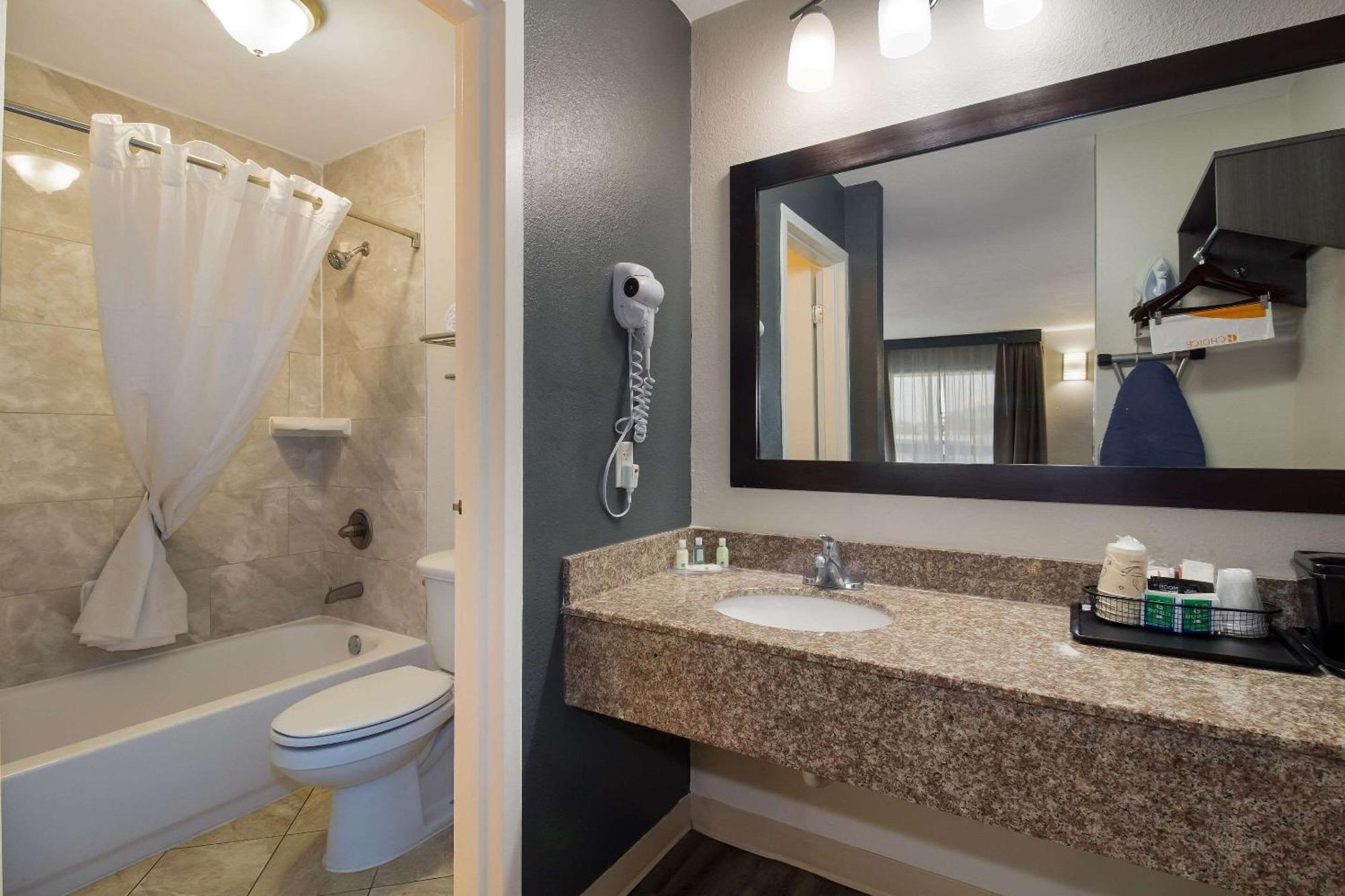 Quality Inn Coliseum Север Чарлстон Экстерьер фото