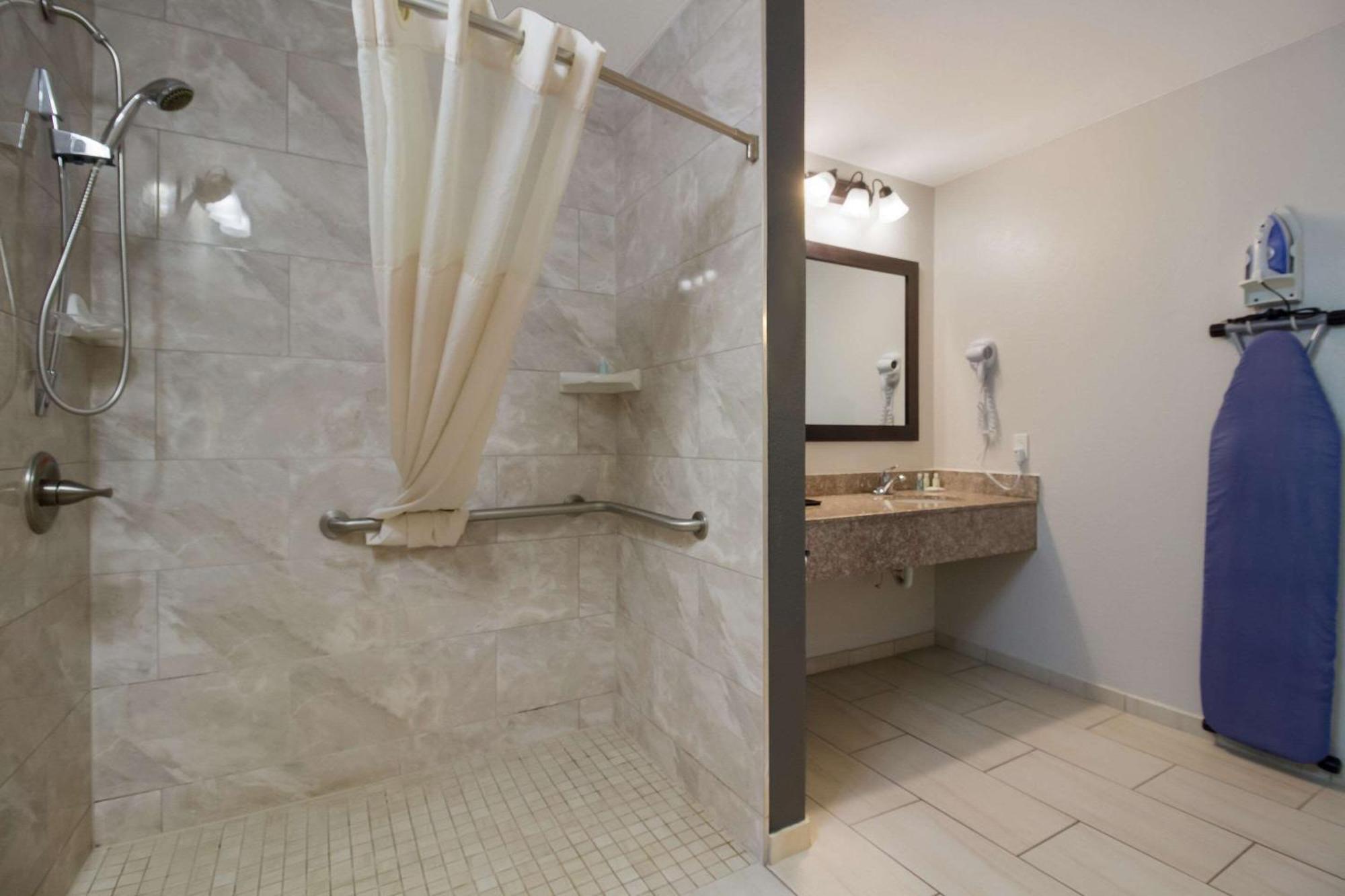 Quality Inn Coliseum Север Чарлстон Экстерьер фото