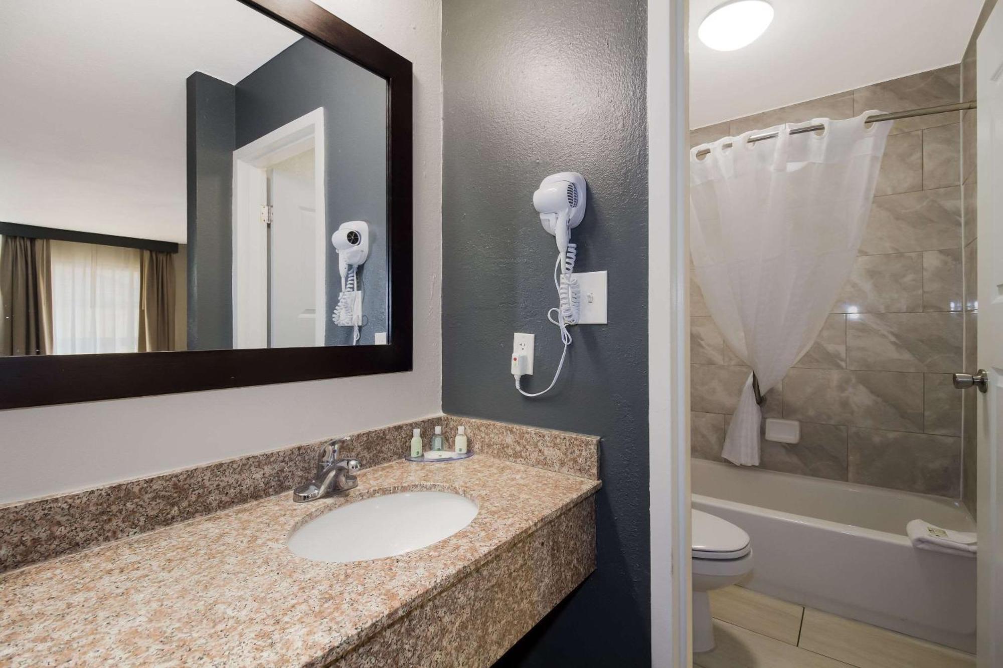 Quality Inn Coliseum Север Чарлстон Экстерьер фото